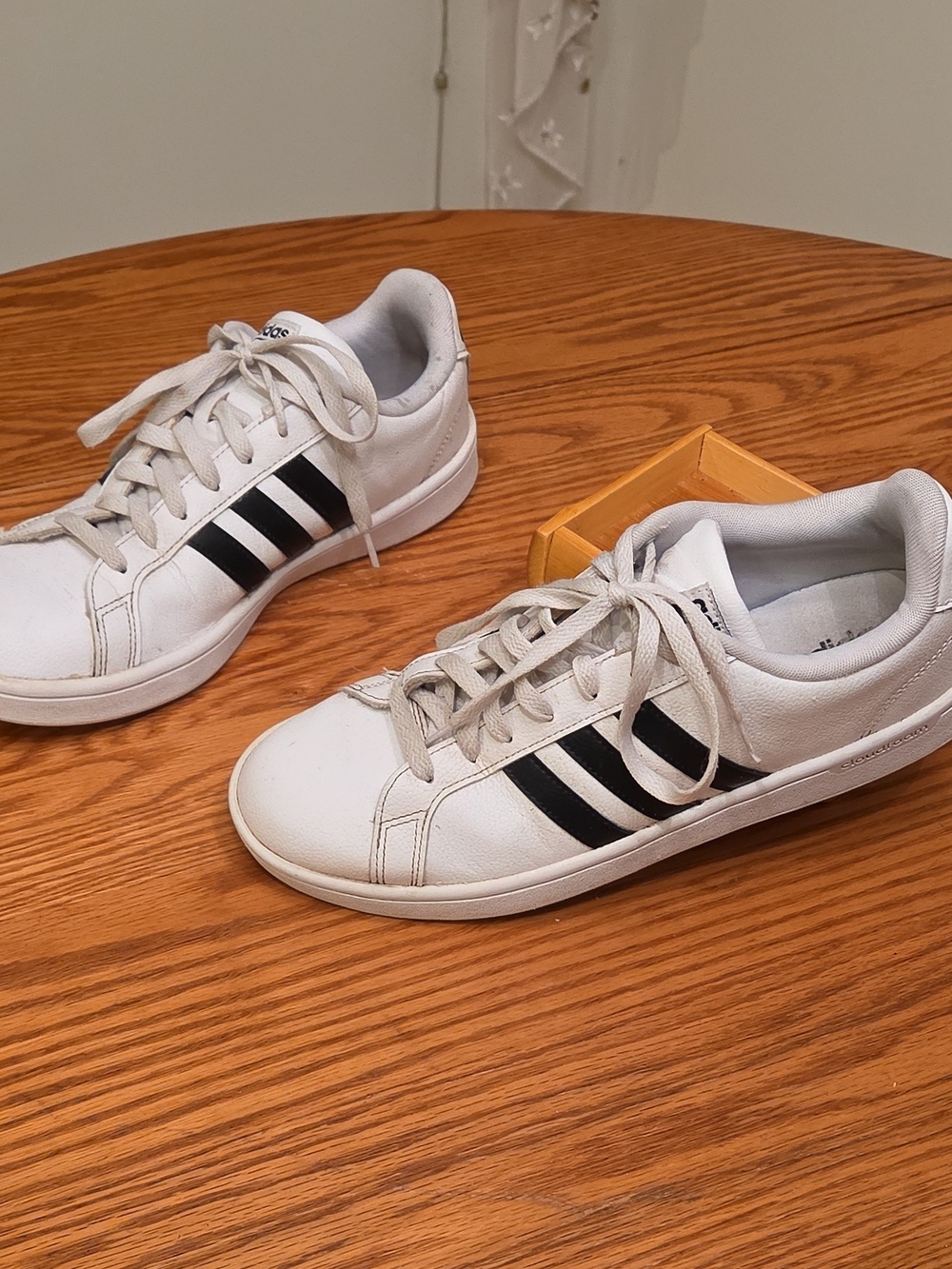 adidas Cloudfoam Advantage Men’s Low Top Lace-Up Sneakers White/Black 10.5